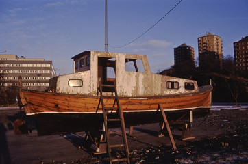 Fototapeta premium derelict boat on dry land