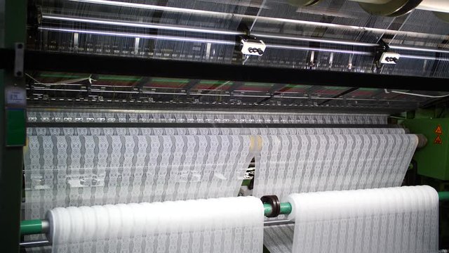 Industrielle Webmaschine im Einsatz in einer Produktion von textilen Stoffen in China