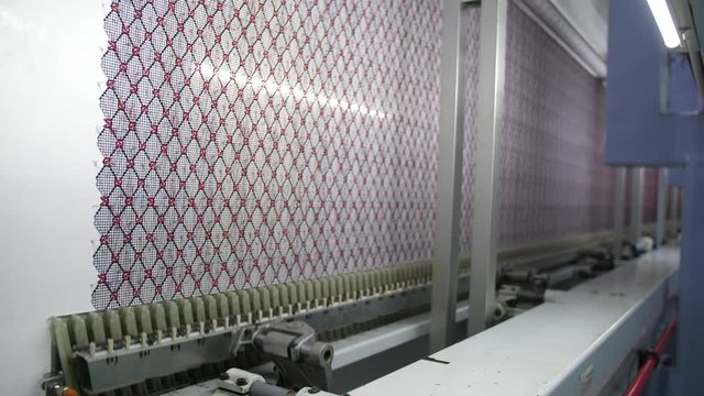Industrielle Webmaschine im Einsatz in einer Produktion von textilen Stoffen in China