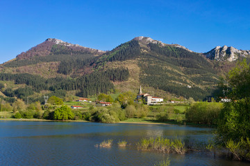 Fototapeta premium Jezioro bagienne Urkulu w prowincji Gipuzkoa w Hiszpanii