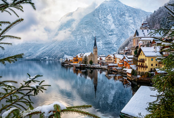 Blick auf das idyllische Dorf Hallstatt am See mit frischem Schnee in der Winterzeit, Alpen,...