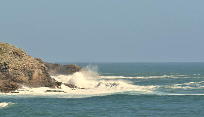 La Bretagne son rivage ses rochers ses falaises ses chemins côtiers ses ports de pêche anciens et nouveaux ses digues les vagues la puissance de l'Océan et l'immensité à perte de vue
