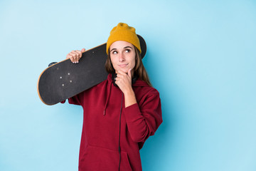 young skater caucasian woman isolated looking sideways with doubtful and skeptical expression.