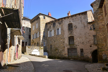 Fototapeta na wymiar Rue des Oules à Pradelles (43420), département de la Haute-Loire en région Auvergne-Rhône-Alpes, France