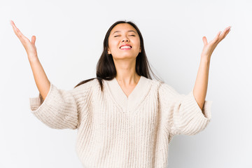 Young chinese woman isolated screaming to the sky, looking up, frustrated.