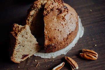 Cake of walnuts on wooden table | Bizcocho de nueces y chocolate sobre mesa de madera 