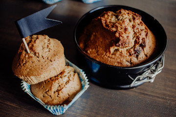 Biscuit of walnuts on wooden table | Bizcocho de nueces y chocolate sobre mesa de madera 