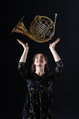 Portr&auml;t einer jungen Hornistin eines Philharmonischen Orchesters mit ihrem Instrument