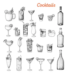 Foto op Plexiglas Alcoholic cocktails hand drawn vector illustration. Sketch set. Cognac, brandy, vodka, tequila, whiskey, champagne, wine, margarita cocktails. Bottle and glass. © DiViArts