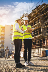 Construction workers hawe work meeting 