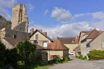 Fototapeta na wymiar Village de verneuil-en-Bourbonnais (03500), département de l'Allier en région Auvergne-Rhône-Alpes, France