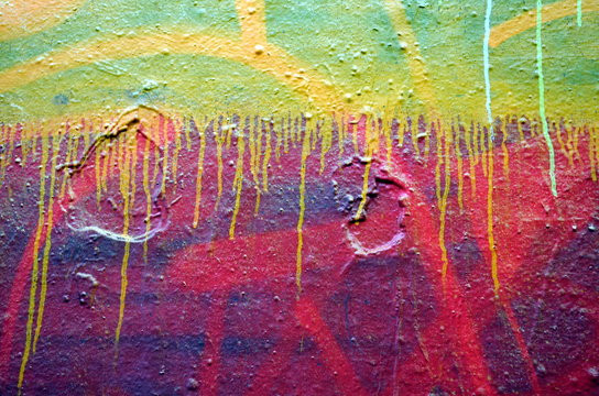Besprayte Mauer mit Farbschlieren