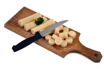 C&oelig;urs de palmier sur une planche &agrave; d&eacute;couper sur fond blanc