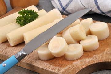 Cœurs de palmier sur une planche à découper