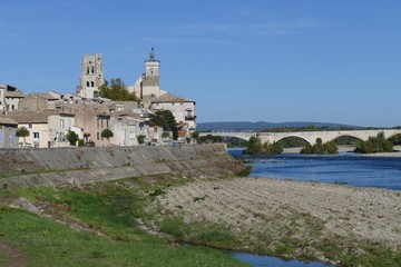 Fototapeta na wymiar Panorama von Pont-Saint-Esprit an der Rhone