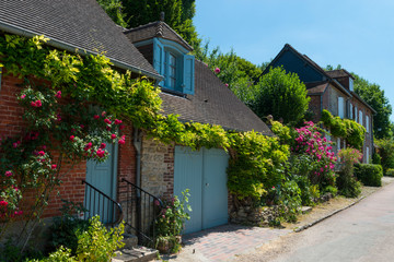 Le village de Gerberoy dans l'Oise, lorsque les rosiers sont fleuris.