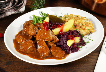Rehragout mit Rotkohl und Preiselbeeren