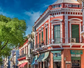 Fotobehang De straten van San Telmo, de oudste wijk in Buenos Aires, te midden van de geplaveide straten en oude koloniale architectuur, Argentinië © Luis
