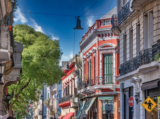 De straten van San Telmo, de oudste wijk in Buenos Aires, te midden van de geplaveide straten en oude koloniale architectuur, Argentinië