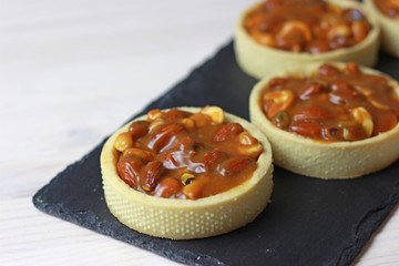  tartlet with caramel and nuts