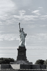 estatua de la libertad en blanco y negro