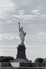 Fototapeta premium estatua de la libertad en blanco y negro