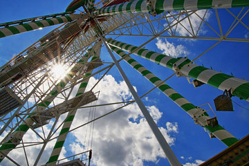 Kirmes, Detail eines Riesenrads von unten gesehen