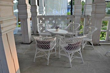 Stolik w białym kolorze, Białowieża © Marta