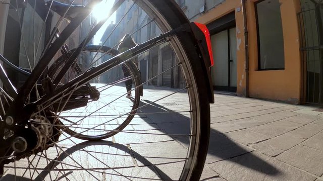 ragazza in ambiente urbano 4k film 50 fps