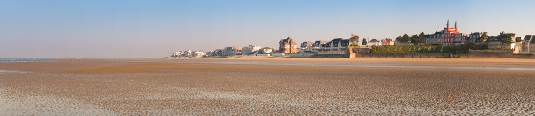 La Baie de Somme et la plage du Crotoy à marée basse.