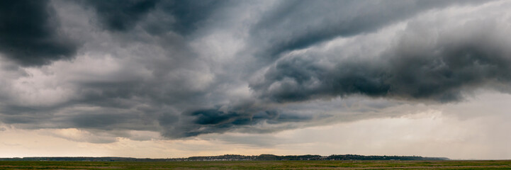 Saint-Valery (Baie de Somme) sous un ciel d'orage