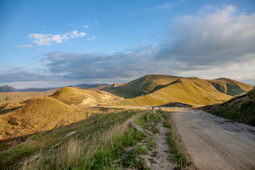 Obraz premium Empty road in mountain landscape