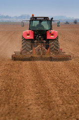 Tracteur passant le vibroculteur (herse rotative)