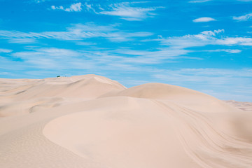 Duna en el desierto de Ica, Perú cielo azul