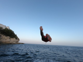 Fototapeta na wymiar hombre saltando al mar en un playa de Mallorca concepto de vacaciones y verano