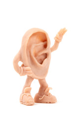 Personnage en forme d'oreille sur fond blanc © Fox_Dsign