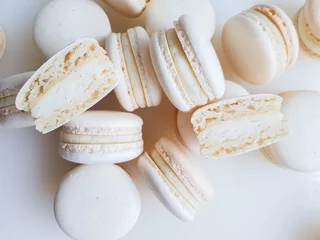 Poster Franse dessert macaron met vanille en witte chocolade ganache op een witte achtergrond © Viktoria Stetskevych