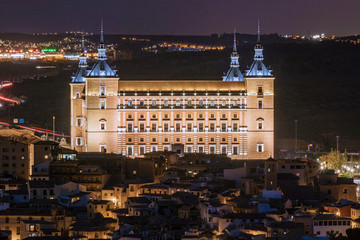 Alcazar de toledo con todo detalle. Luces del alcazar durante el anochecer