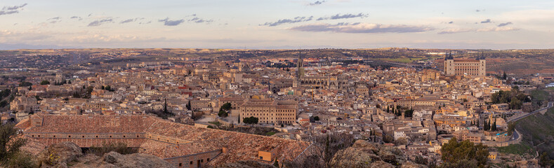 Fototapeta na wymiar Panorámica de Toledo en el mirador del valle durante el atardecer