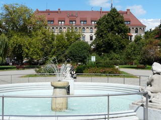 BYTOM , POLSKA -FONTANNA NA PLACU AKADEMICKIM © JAN