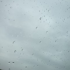 Tropfen auf der Fensterscheibe