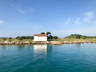 kościółek na pięknej wyspie w Chorwacji nad morzem. Bajeczna pocztówka z wakacji
