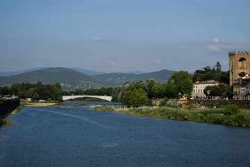 vista desde uno de los puentes de Florencia, Italia