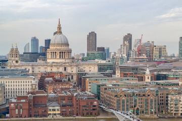 Fototapeta na wymiar St Paul's Cathedral and London skyline on a cloudy winter day