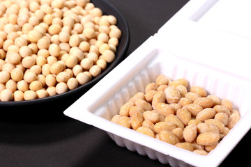 大豆とパック入りの納豆