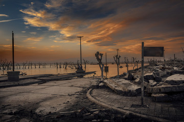 Ruinas de la Villa Epecuén en la provincia de Buenos Aires, Argentina, después de haber estado 20...