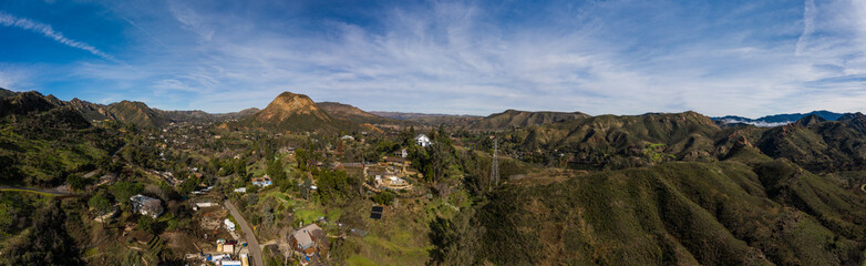 Fototapeta na wymiar Vue aérienne panoramique de Malibu Lake, et du mont Paramount, à coté de Los Angeles, Californie