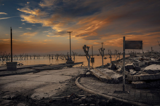Ruinas de la Villa Epecu&eacute;n en la provincia de Buenos Aires, Argentina, despu&eacute;s de haber estado 20 a&ntilde;os bajo el agua..