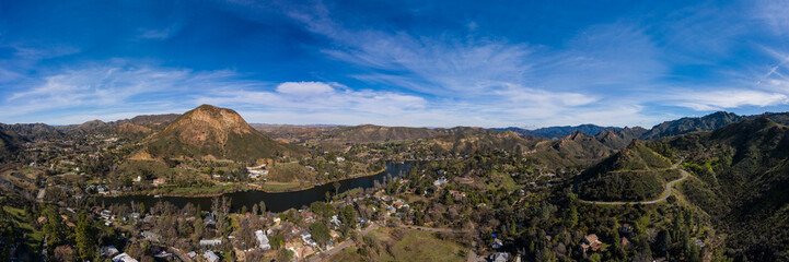 Fototapeta na wymiar Vue aérienne panoramique de Malibu Lake, et du mont Paramount, à coté de Los Angeles, Californie