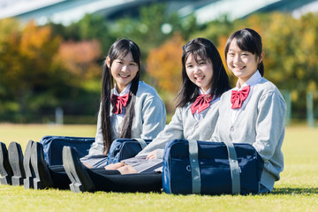 芝生に座る高校生